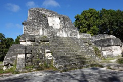 Byggnad i Acrópolis del Norte, Plaza Central, Tikal.