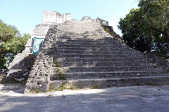 Byggnad i Acrópolis del Norte, Plaza Central, Tikal.