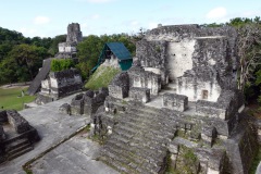 Templo II till vänster i bild med byggnader i Acrópolis del Norte i förgrunden, Plaza Central, Tikal.