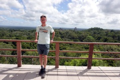 Stefan uppe på Templo IV (Templo de la Serpiente Bicéfala) med Templo I, Templo II och Templo III i bakgrunden, Tikal.