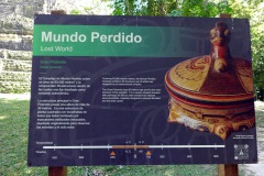 Information om området Mundo Perdido, Tikal.