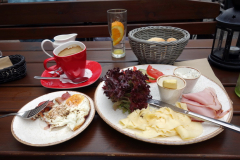 Mycket sen frukost vid mitt hotell längs gatan Piwna, Gdańsk.