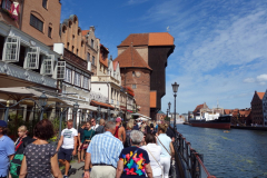 Packat med folk längs gågatan Długie Pobrzeże. På bilden syns en del av Żuraw (den medeltida hamnkranen) som byggdes i mitten på 1400-talet. Den totalförstördes 1945 och återuppbyggdes 1957-1969.