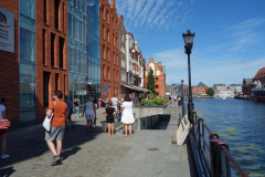 Gatuscen längs gågatan Rybackie Pobrzeże, gamla stan, Gdańsk.