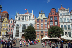 Neptunusfontänen och Artus Court (vita fasaden), Długi Targ-torget, gamla stan, Gdańsk.