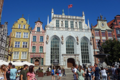 Artus Court (vita fasaden) med Neptunusfontänen i förgrunden, Długi Targ-torget, gamla stan, Gdańsk.