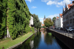 Kanał Raduni med St. Catherine's Church i bakgrunden, Gdańsk.