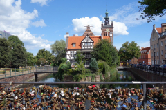 Kärlekslåsen på Most Chlebowy med St. Catherine's Church i bakgrunden, Gdańsk.