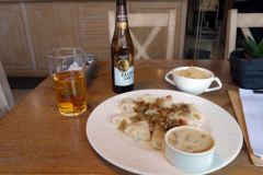 Piroger till lunch på Pierogarnia Mandu Centrum, Gdańsk.