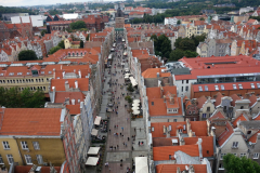 Utsikten från stadshuset i Gdańsk längs Długa-gatan i västlig riktning med  Gyllene Porten i sluten av gatan (längst upp i bild).