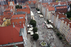 Utsikten från stadshuset i Gdańsk över Długi Targ-torget med Gröna Porten längs upp i bild. Längst ner i bild syns  Neptunusfontänen.