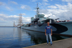 Stefan framför polska jagaren Błyskawica från andra världskriget, hamnen i Gdynia.