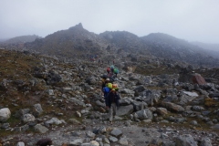 Mötande sherpas på EBC-trekken mellan Lobuche och Gorak Shep.