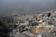 Peng i gul jacka en bra bit efter under EBC-trekken mellan Lobuche och Gorak Shep.