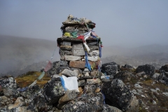 Monument till en förolyckad Everest-klättrare mellan Lobuche och Gorak Shep.