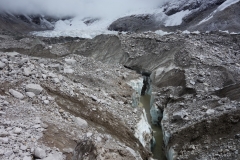 På väg ner mot mitten av Khumbu-glaciären där Everest Base Camp är beläget. Det är inte helt ofarligt att gå omkring här!