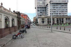 Här har jag precis klivit ur taxin för att börja min första heldag av utforskande, Parque Central Central, Zona 1, Guatemala City.