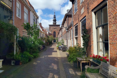 Radhus längs Kerkstraat med Nieuwe Kerk i bakgrunden, Haarlem.