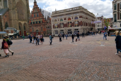 Archeologisch Museum till vänster och Verweyhal till höger i bild, Grote Markt, Haarlem.