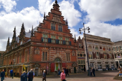 Archeologisch Museum till vänster och Verweyhal till höger i bild, Grote Markt, Haarlem.