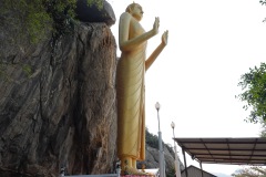 Den 20 meter höga Buddhan vid foten av Monkey mountain, Khao Takiab beach, Hua Hin.
