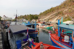 Fiskebåtar i kanalen vid Khao Takiab Pier, Hua Hin.