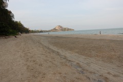 Khao Takiab Beach (södra delen) i nordlig riktning med Monkey mountain i bakgrunden, Hua Hin.