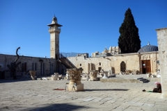 En man sitter och läser Koranen vid al-Aqsamoskén, Tempelberget, Jerusalem.