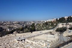 Utsikt över judiska gravar på Olivbergets sluttning med Maria Magdalena kyrka (Church of Mary Magdalene) med guldkupolerna längst ner i bild, Jerusalem.