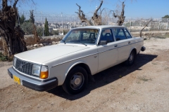 En gammal klassisk Volvo 244 DL i fint skick på toppen av Olivberget, Jerusalem.