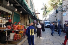 Gatuscen i korsningen Al Wad street och Via Dolorosa, Jerusalem.