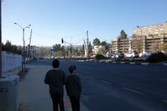 I väntan på buss nummer 6 eller 32 mot Central Bus Station, busshållplats Beit Hano'ar Ha'ivri-Herzog, Ha-Rav Herzog Street, vid mitt boende i Jerusalem.