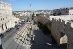 Vandringen på muren runt gamla staden mellan Jaffa Gate och Lion’s Gate, Jerusalem.