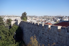 Vandringen på muren runt gamla staden mellan Jaffa Gate och Lion’s Gate, Jerusalem.