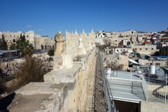 Vandringen på muren runt gamla staden mellan Jaffa Gate och Lion’s Gate, Jerusalem.