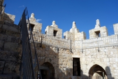 Uppe på Damascus Gate. Vandringen på muren runt gamla staden mellan Jaffa Gate och Lion’s Gate, Jerusalem.