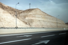 Naturen fångad från bilen längs Highway 1 ner mot Döda havet.