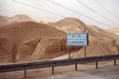 Skylt som visar att aktuell höjd motsvarar havsnivå. Highway 1 ner till Döda havet.