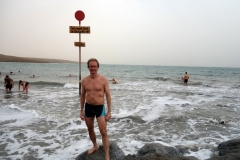 Stefan på Kalya beach efter en flyt-tur i Döda havet.