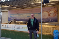 Stefan framför en saltshop på Kalya Beach.