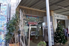 Banksy shop nära Muren som skiljer Västbanken från Israel vid Checkpoint 300, Betlehem.