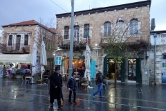 Arkitekturen längs en regnig Jaffa Street, Jerusalem.