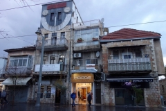 Arkitekturen längs en regnig Jaffa Street, Jerusalem.