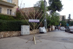 Jag passerade denna menorah som stod på trottoaren, Jerusalem.