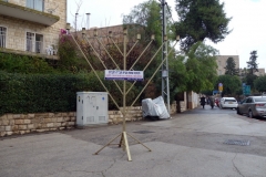 Jag passerade denna menorah som stod på trottoaren, Jerusalem.