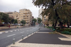 Promenaden från lägenheten i förorten till centrala Jerusalem. Till höger syns lite av Meir Sherman Garden.