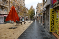Promenaden från lägenheten i förorten till centrala Jerusalem. Gatorna är i stort sett tomma på grund av Shabbat.