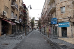 Promenaden från lägenheten i förorten till centrala Jerusalem. Gatorna är i stort sett tomma på grund av Shabbat.