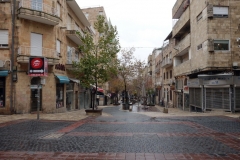 Promenaden från lägenheten i förorten till centrala Jerusalem. Gatorna är i stort sett tomma på grund av Shabbat.