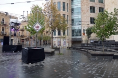 Promenaden från lägenheten i förorten till centrala Jerusalem. Menorah på Zion Square.